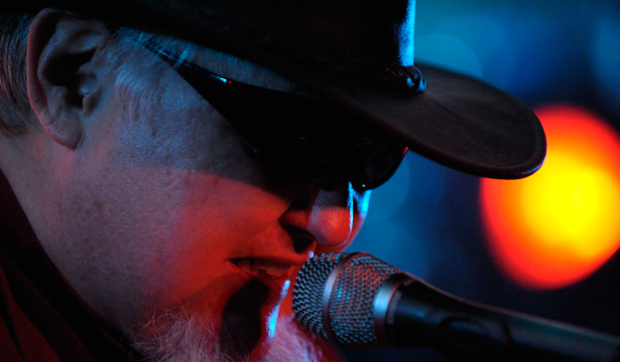 Bryan Lee spiller flere konserter under Dark Season Blues Spitsbergen Festival i Longyearbyen på Svalbard