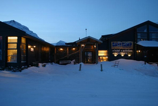 landskap med isbre i isfjorden, tempelfjorden på Svalbard og midnattsol. Festivalen søker sponsor