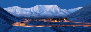 Longyearbyen på Svalbard i blåtimen. Hjortfjellet