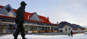 Shopping i Longyearbyen på Svalbard. Mange butikker. Selger souvenirer, gull, sølv, fritidsklær, sportsklær.