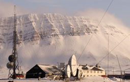 Basecamp Isfjord radio, bygninger og antenner