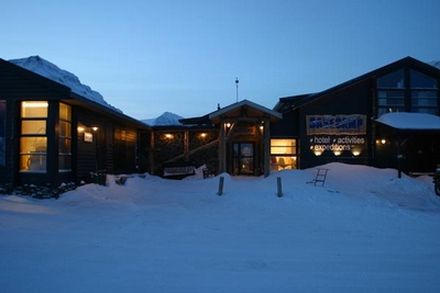 Basecamp Fangstmannshotellet, front, vinter i blåtimen