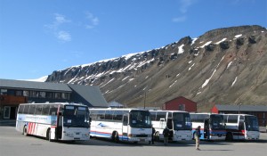 Svalbard Busservice sine busser på torget i Longyearbyen