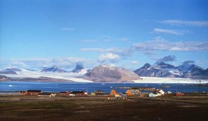 Ny-Ålesund på Svalbard med 3 kroner i bakgrunnen