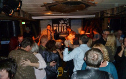 Mike Zito spiller på Kroa i Longyearbyen under Dark Season Blues Spitsbergen 2011