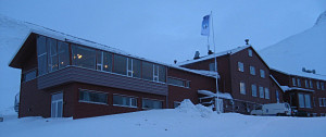 Spitsbergen Hotel, Funken ligger på Haugen ovenfor sentrum av Longyearbyen.