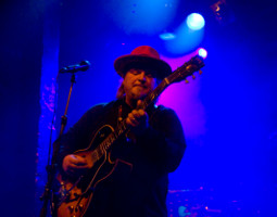 Knut Reiersrud spiller på Svalbard under bluesfestival Dark Season Blues Spitsbergen