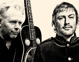 Thor Lønning & Knut Hem spiller sammen som en duo for første gang, under festivalen Dark Season Blues på Svalbard