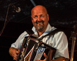 Jan Tore Lauritsen tar med seg sine artistvenner på scenen når han spiller under bluesfestivalen på Svalbard