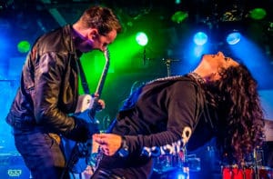 Sari skal spre sin rå og energiske bluesrock over Dark Season-publikummet.