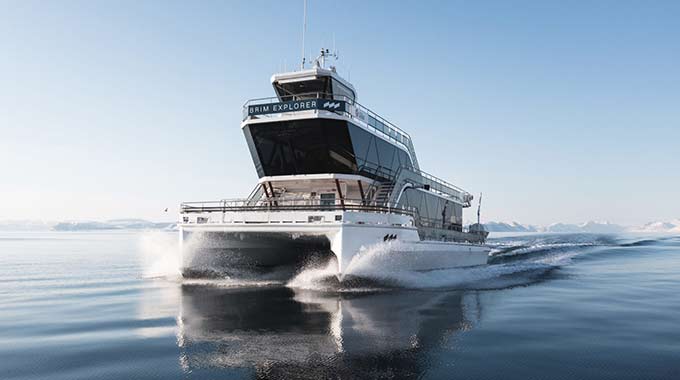 Midnattsol blues med Hurtigruten Svalbard og Brim Explorer