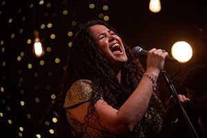 Engelseke Kyla Brox kommer til SPitsbergen Svalbard til blues festival