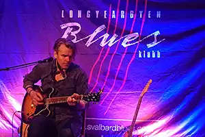Jon Gunnar spiller på bluesfestivalen