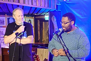Øyvind Rønning intervjuer DK Harrel på scenen under Bluesbad på Dark Season Blues
