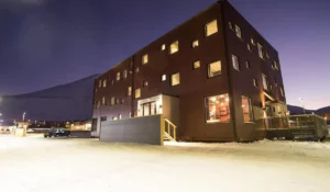Hotellet The Vault ligger i sentrum av Longyearbyen