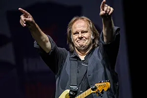 Bluesrock legenden Walter Trout kommer til Svalbard og festivalen dark Season Blues.
