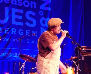 Kent Erik 9finger Thorvaldsen spiller på Dark Season blues på svalbard