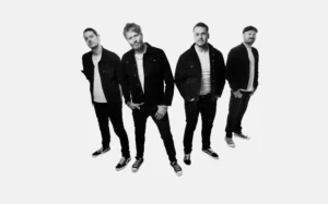 Bandet Rotlaus, som skal spille under Solfestuka i Longyearbyen, poserer sammen.