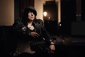 Gitarhelten Laura Chavez kommer tiobake til Spitsberegen