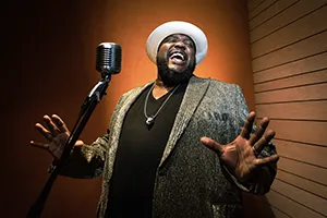 Sugaray Redford kommer endelig tilbake til Dark Season blues i Longyearrbyen