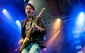 Norsk-britiske Krissy Matthews fikk sin første gitar som åtteåring. Faren lærte ham å spille Shadows-musikk, men da han hørte Amund Maarud under et besøk i Norge ble bluesflammen tent.