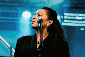 Johanna dahl bryne kommer som egen artist til Svalbard